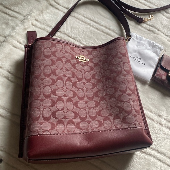 Coach
New, not used. Small repair needed
MOLLIE BUCKET BAG IN SIGNATURE CHAMBRAY - Picture 3 of 15